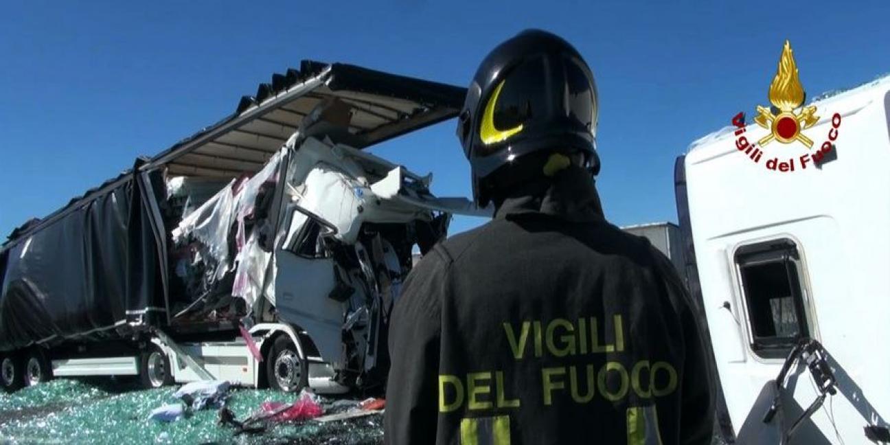 Modena, scontro frontale tra due TIR sulla A1 | Corpo Nazionale dei ...
