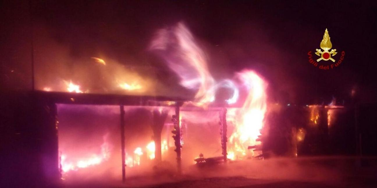 Ancona, in fiamme strutture di uno stabilimento balneare nel comune di Senigallia