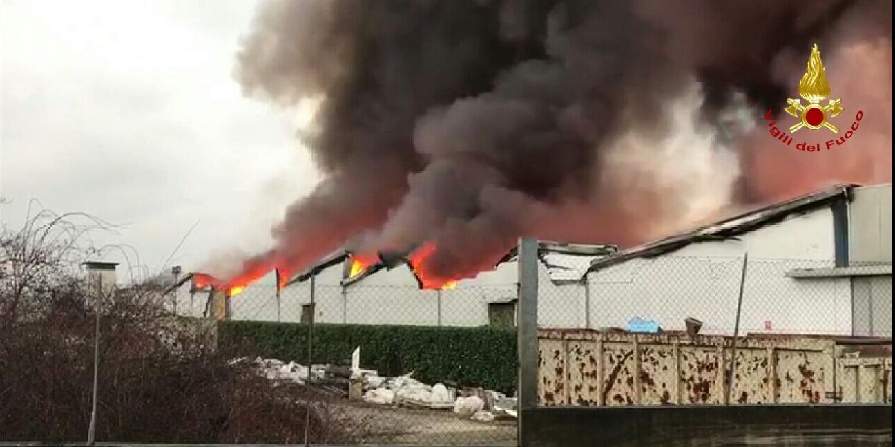 Treviso, in fiamme azienda produttrice mobili per bagno
