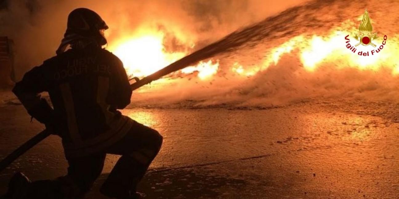 Torino, incendio in un deposito di materie plastiche nel comune di Pianezza