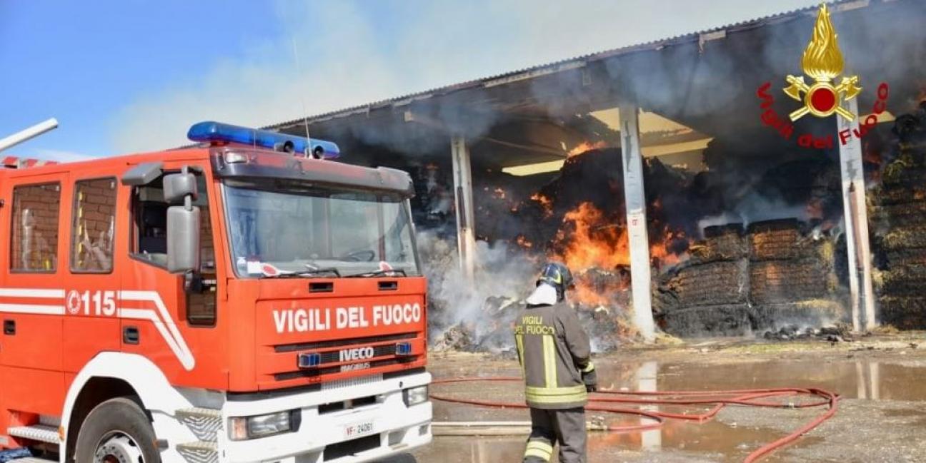 Torino, incendio in fienile, a fuoco centinaia di rotoballe a Borgaro Torinese
