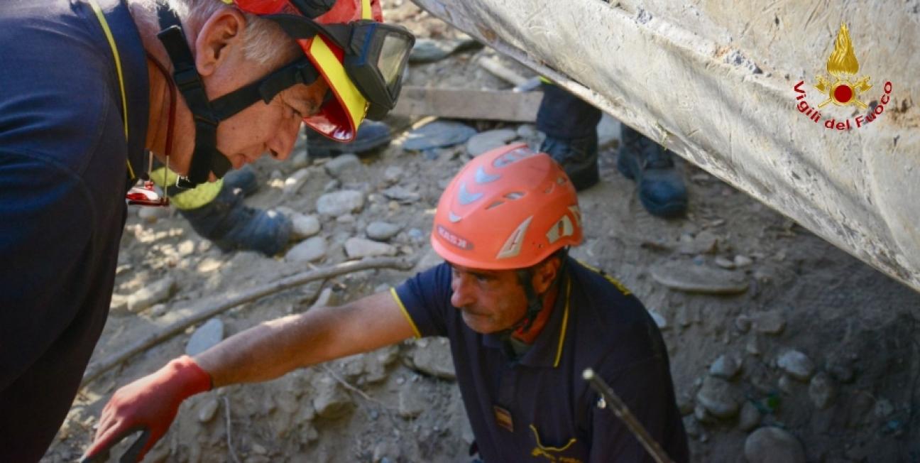 Torino, i Vigili del Fuoco portano in salvo un cane incastrato in un anfratto
