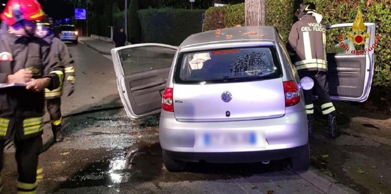Padova, i Vigili del Fuoco portano in salvo il conducente di un'autovettura in fiamme dopo un sinistro