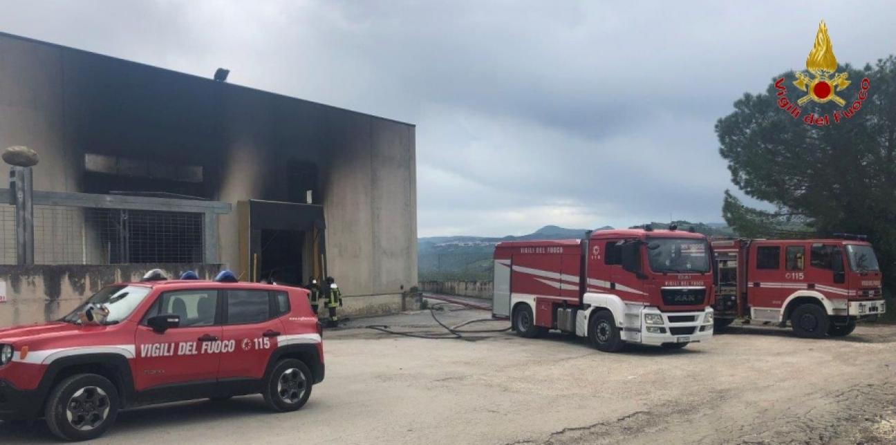 Isernia, fiamme in uno stabilimento per la lavorazione delle carni a ...