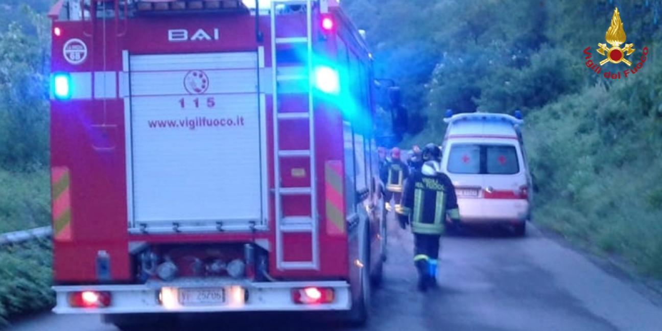 La Spezia, esce di strada e precipita per venti metri in una scarpata ...