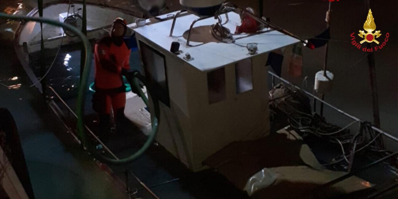 Ancona, recupero di una barca da pesca affondata | Corpo Nazionale dei ...
