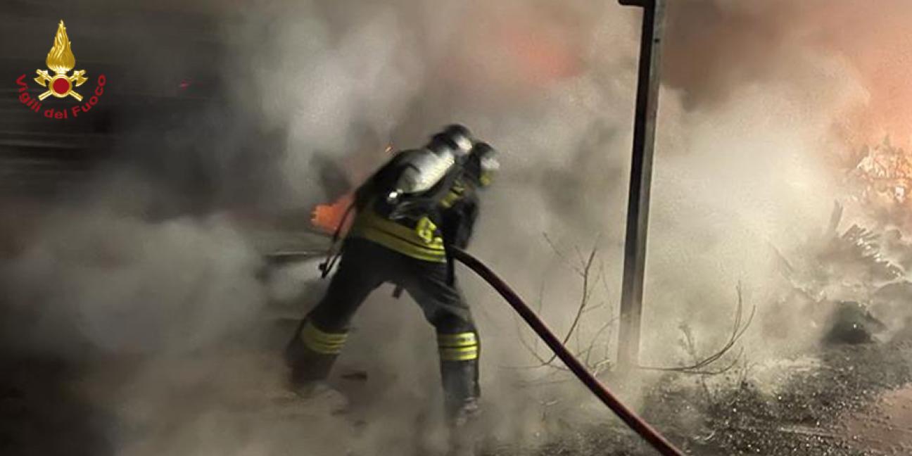 Pesaro Urbino, incendio materiali di scarto