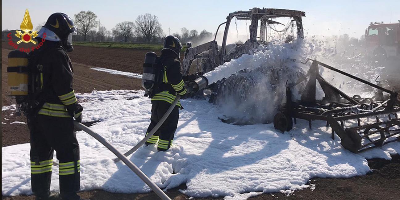 Pavia, incendio mezzo agricolo a San Genesio