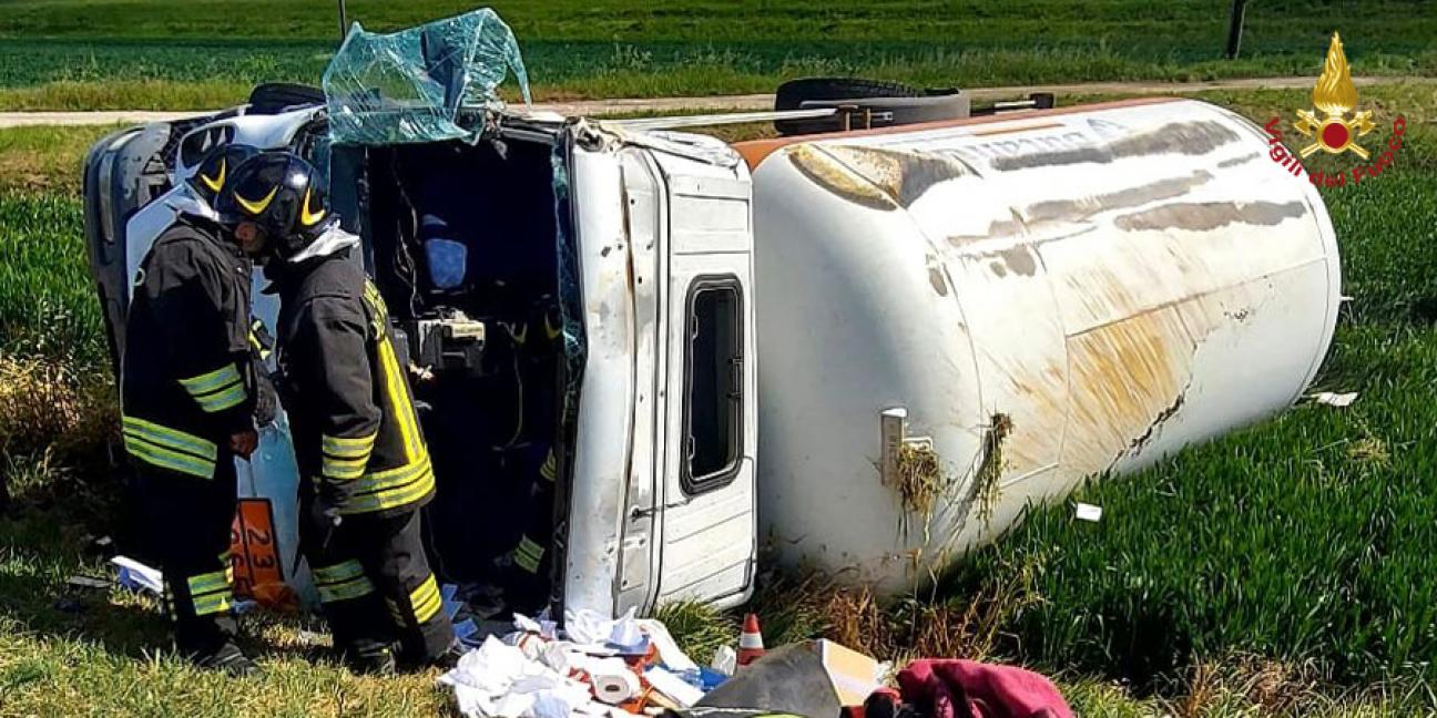 Mantova, autocisterna carica di GPL esce di strada e si ribalta