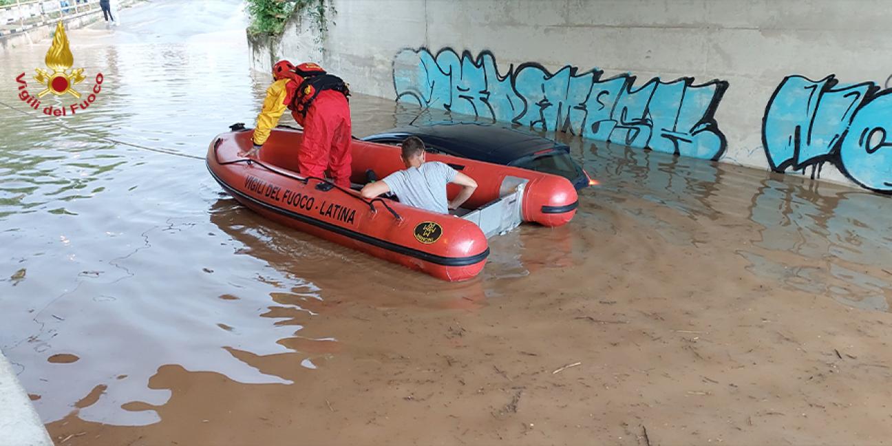 Latina, tratto in salvo automobilista