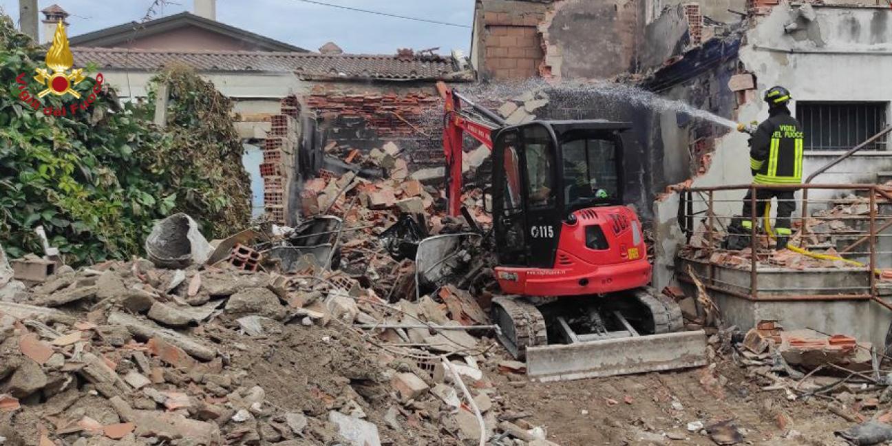 Verona, in fiamme un'autorimessa