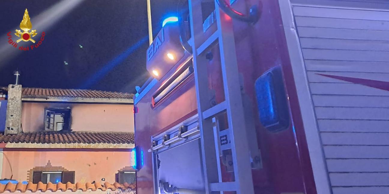Caserta, incendio divampa in una villetta
