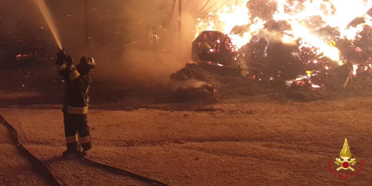Ancona, incendio in un fienile