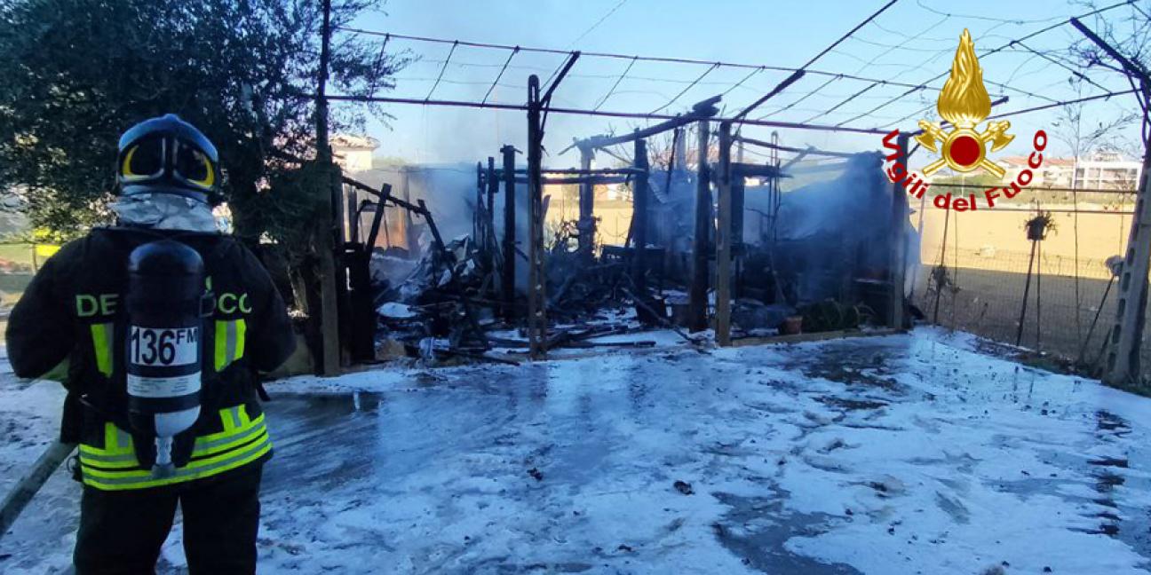 Fermo, a fuoco un deposito agricolo in via Nazionale