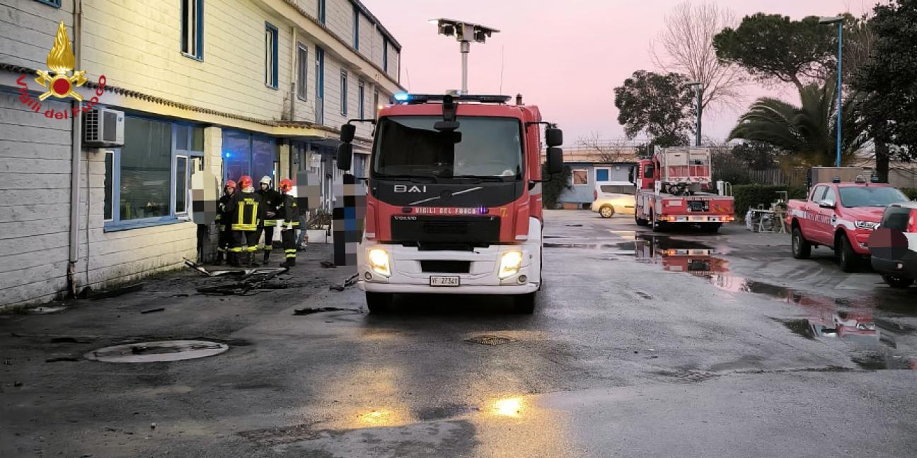 Caserta, rogo nella zona industriale di Gricignano: in fiamme un deposito di pellame