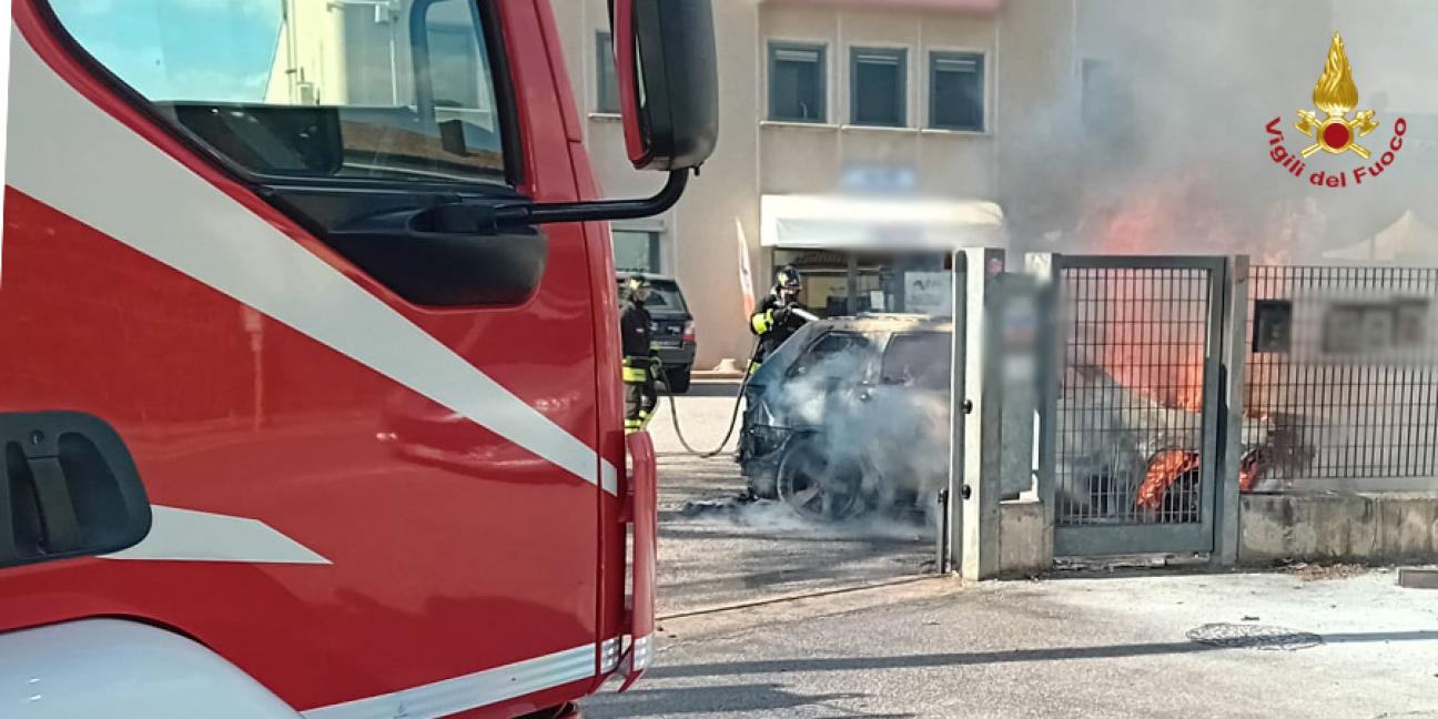 Ancona, auto in fiamme a Osimo