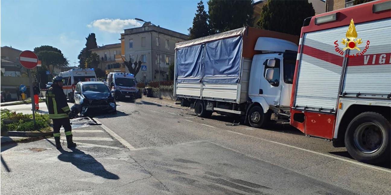 Macerata, scontro tra auto e camion a Recanati. Vigili del fuoco sul posto