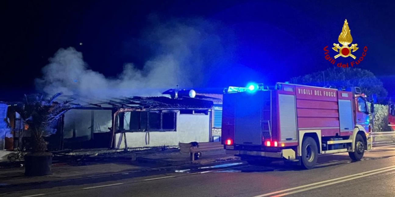 Latina, due stabilimenti balneari in fiamme nella notte a Gaeta