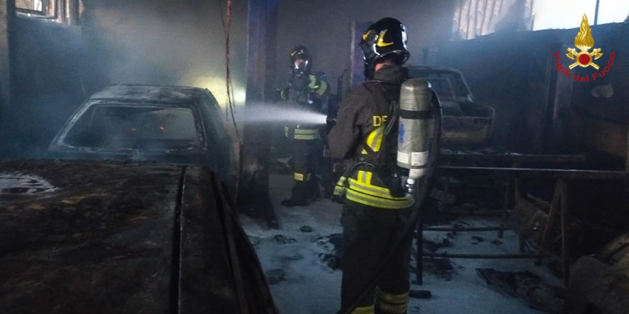 Campobasso, 6 squadre dei Vigili del fuoco al lavoro per un capannone in fiamme. Danni ingenti