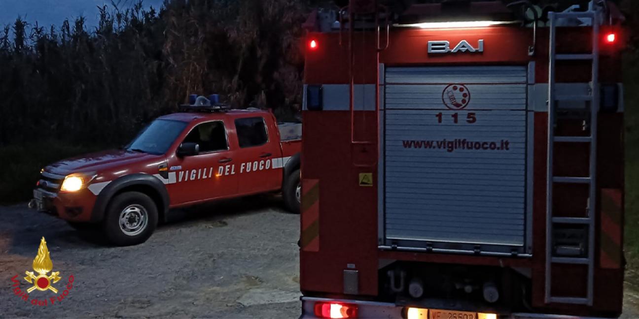 Pistoia, auto rimane in bilico tra carreggiata e dirupo: Vigili del fuoco sul posto