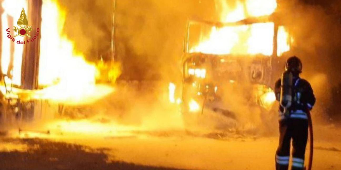 Forlì Cesena, camion in fiamme a Longiano