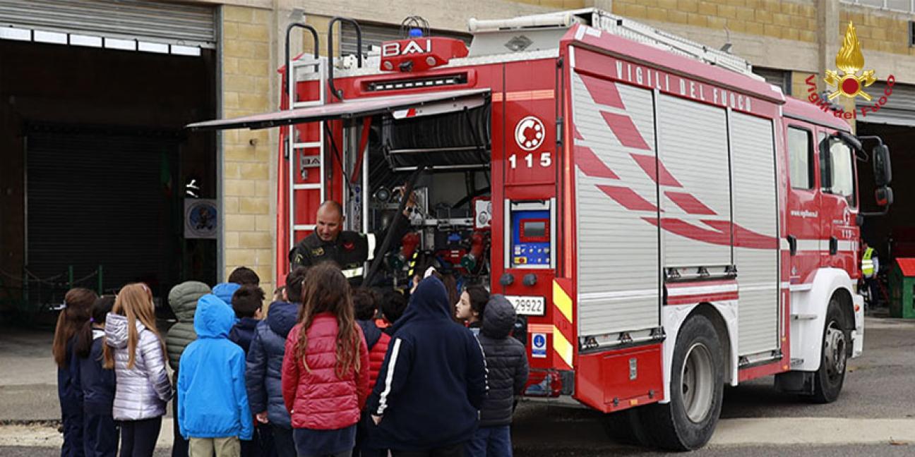 Ragusa, i bambini dell'Istituto Filippo Traina alla pompieropoli del distaccamento di Vittoria