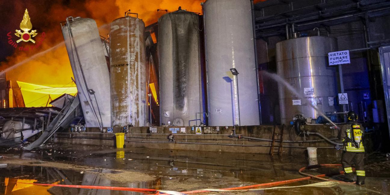 Vicenza, vasto incendio in un'azienda di detergenti e imballaggi plastici