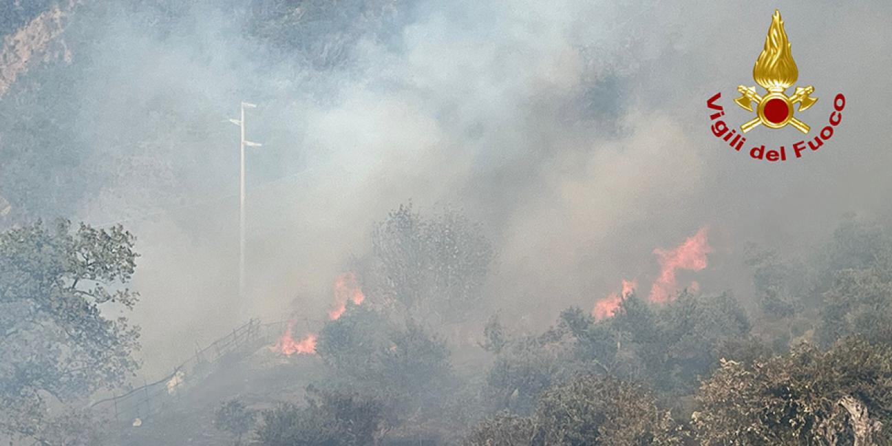 Messina, vasto incendio nelle colline di Pezzolo