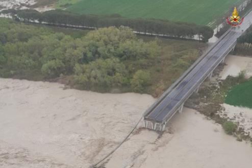 Il ponte crollaro sulla SS16 all’altezza di Montenero di Bisaccia