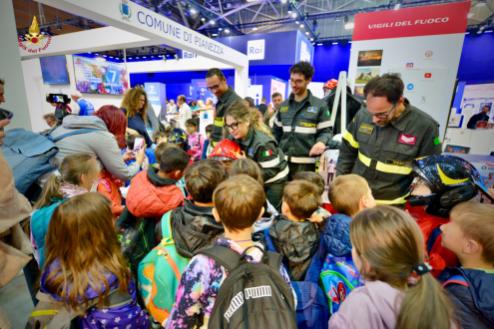 gruppo di bambini allo stand dei vigili del fuoco