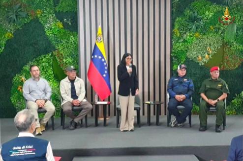 La presidente Rodriguez consegna la onorificenza di Eroe del Venezuela al contingente dei Vigili del fuoco italiani per l'aiuto nelle operazioni di soccorso dopo il terremoto