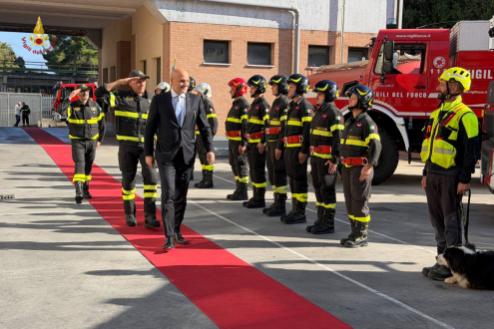 In primo piano, il sottosegretario all'Interno Emanuele Prisco raggiunge il comando di La Spezia. Lo segue il Capo del Corpo, Ghimenti