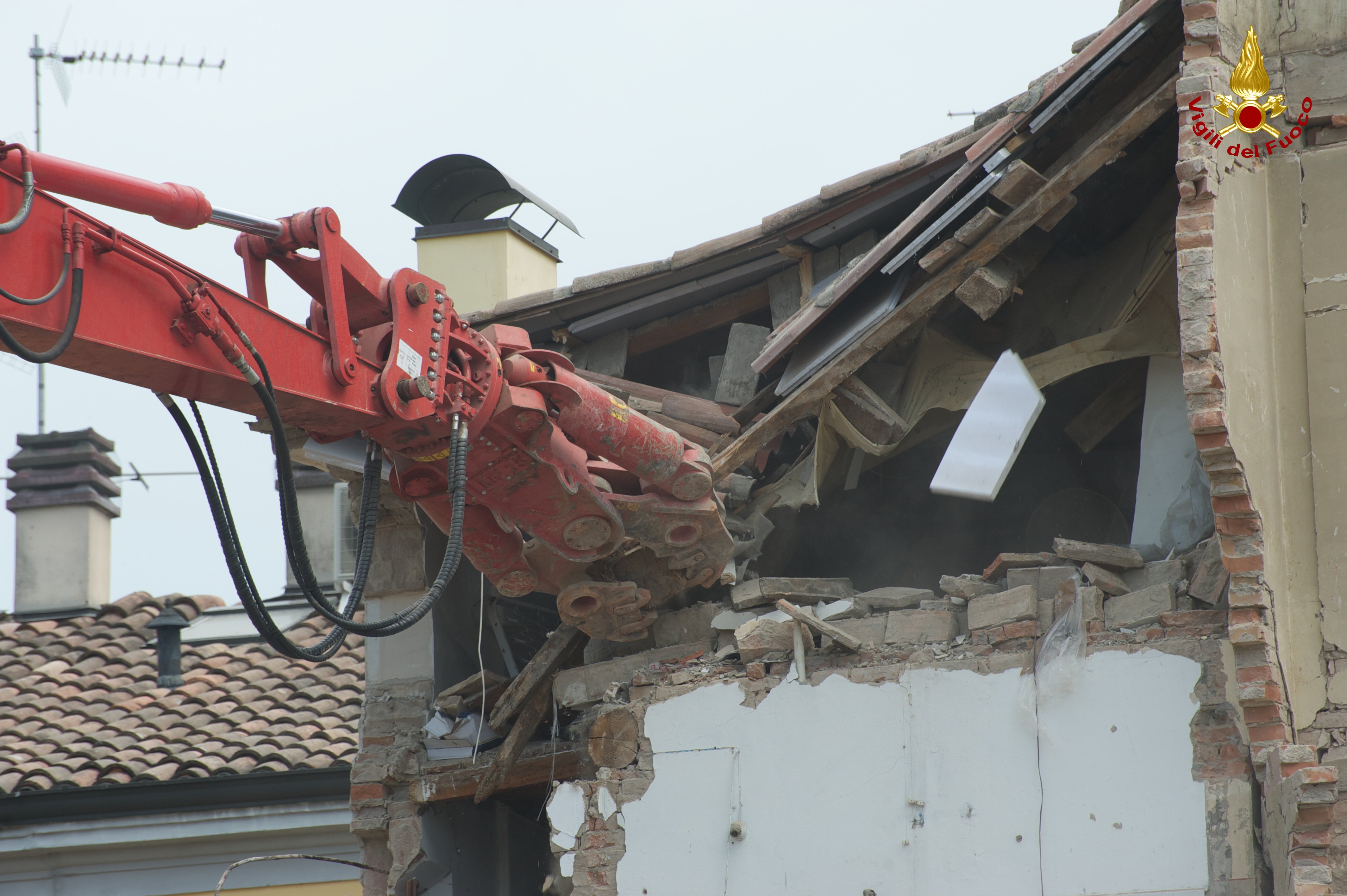 Demolizione abitazione in centro a Cavezzo (MO), tramite mezzo speciale VvF Belluno.
