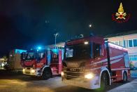 Firenze, squadre in azione per l'incendio di un capannone industriale 