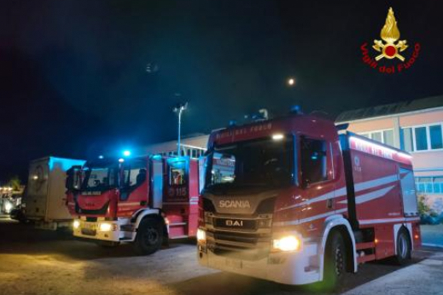 Firenze, squadre in azione per l'incendio di un capannone industriale 