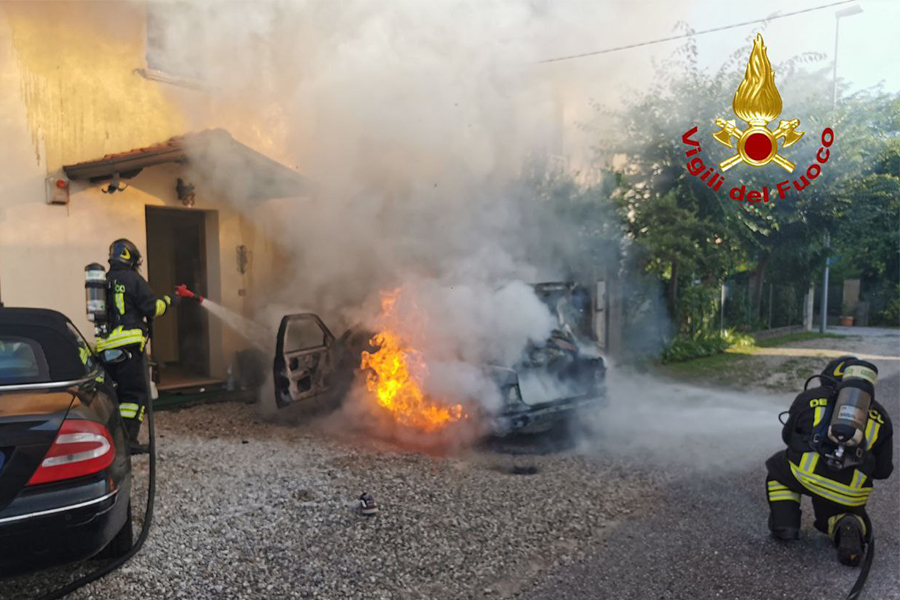 Pordenone, incendio autovettura a Fiume Veneto