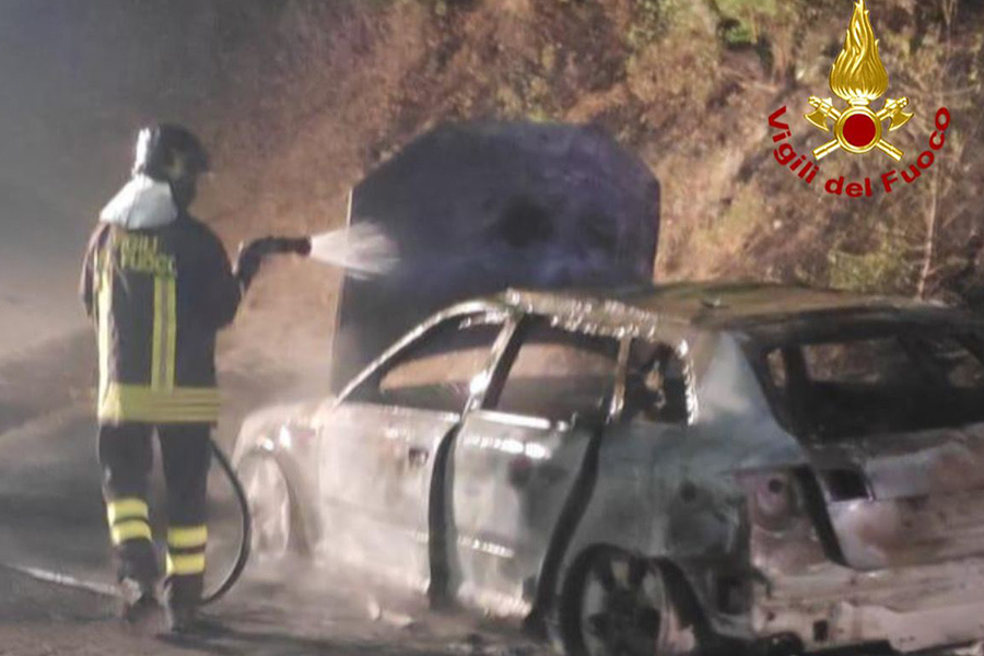 L'auto in fiamme a Orgosolo