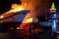 Siracusa, incendio distrugge imbarcazione a Portopalo