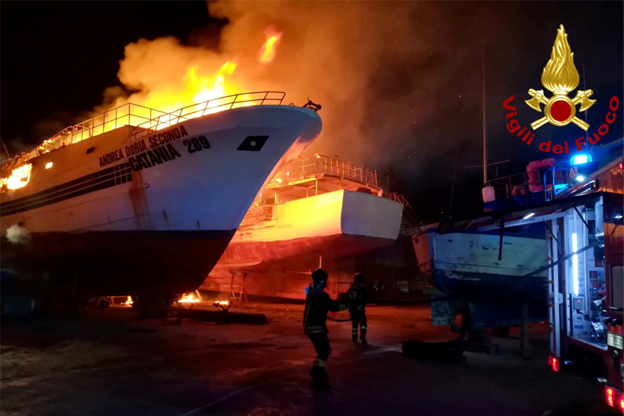 Siracusa, incendio distrugge imbarcazione a Portopalo