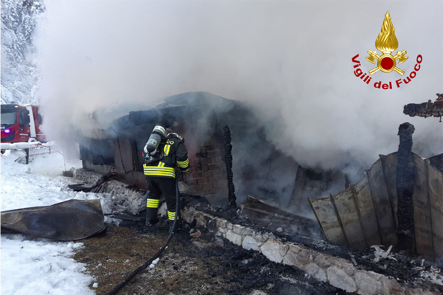 Udine, incendio a Studena Bassa: baita distrutta dalle fiamme