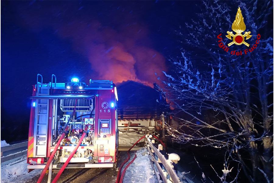 Udine, a fuoco nella notte un albergo a Sauris: Vigili del fuoco in azione