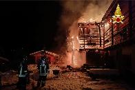 Udine, a fuoco nella notte un albergo a Sauris: Vigili del fuoco in azione