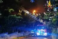 Le operazioni di spegnimento dell'incendio della villetta a Colognola